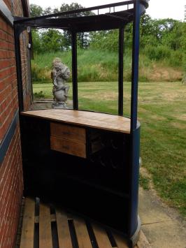 Tram Bar im Vintage-Look – London – Blau – Weinbar – Einzigartig
