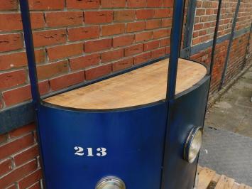 Tram Bar im Vintage-Look – London – Blau – Weinbar – Einzigartig