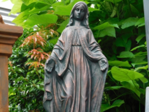 Beautiful ecclesiastical statue of Mary, made of polystone