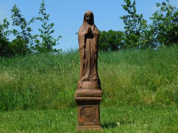 Maria Beeld op Sokkel – 128 cm – Vol Steen in Oxide – Biddende Maria