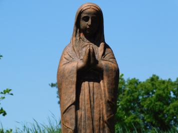 Maria Beeld op Sokkel – 128 cm – Vol Steen in Oxide – Biddende Maria