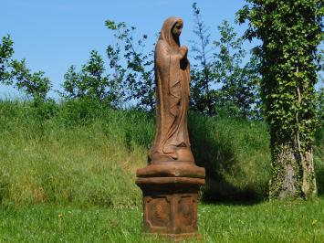 Maria Beeld op Sokkel – 128 cm – Vol Steen in Oxide – Biddende Maria