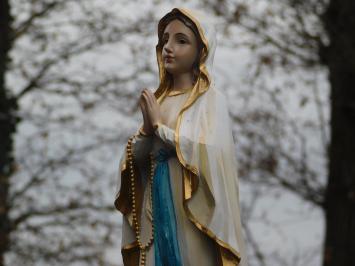 Statue of Mary with rosary - polystone