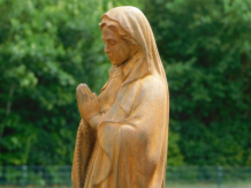 Statue of Mary with rosary in oxide - solid stone