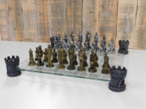 Een prachtig schaakspel in middeleeuwse stijl, schaakbord is gemaakt van glas