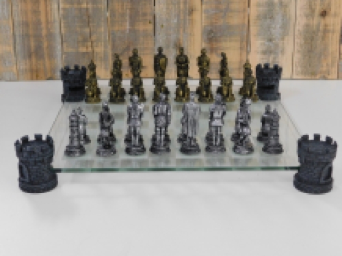 Een prachtig schaakspel in middeleeuwse stijl, schaakbord is gemaakt van glas