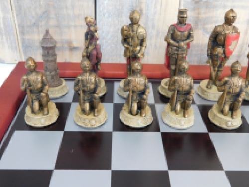 Een schaakspel met als thema: ''MEDIEVAL KNIGHTS'', fraaie schaakstukken als middeleeuwse ridders