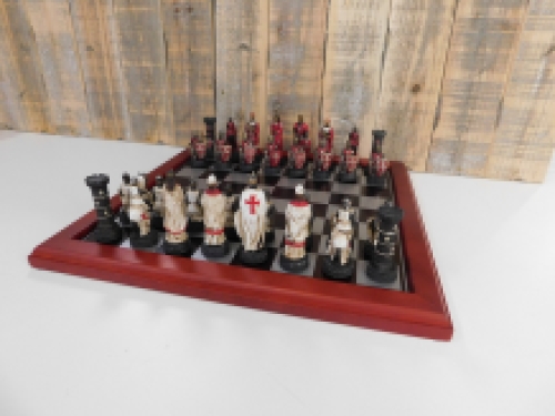 Een schaakspel met als thema: ''MEDIEVAL KNIGHTS'', fraaie schaakstukken als middeleeuwse ridders op houten schaakbord.