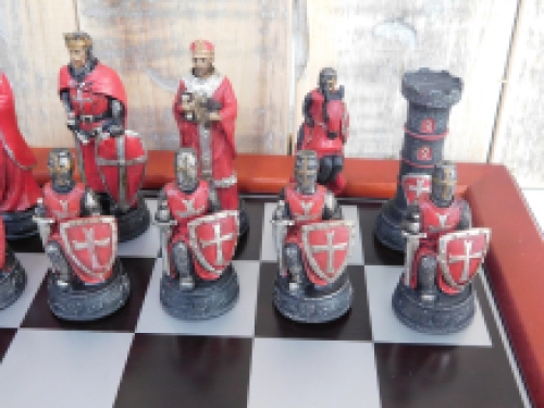 Een schaakspel met als thema: ''MEDIEVAL KNIGHTS'', fraaie schaakstukken als middeleeuwse ridders op houten schaakbord.