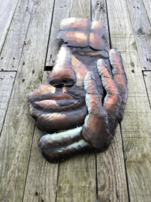 Een fraai wandornament gemaakt van metaal, ''gezicht van man'', heel decoratief, super mooi kunstwerk!