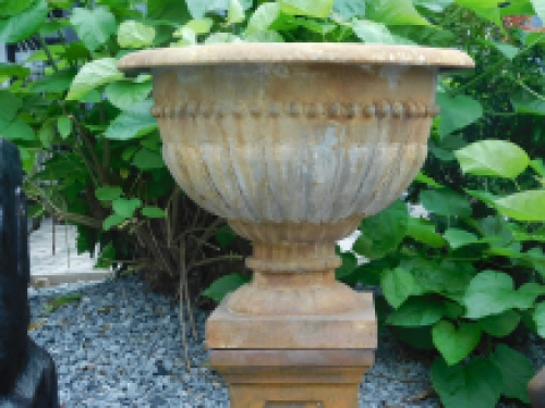 Große Vase, Metall-Gartenvase, robust und klassisch