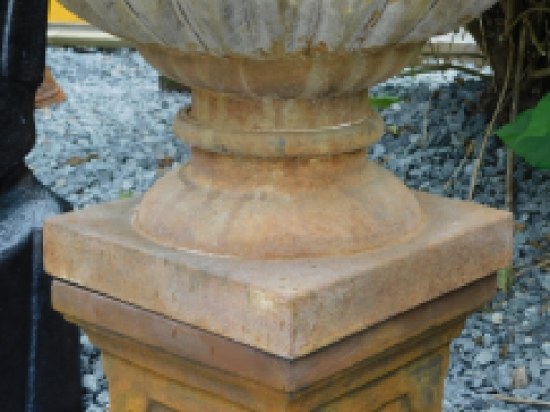 Große Vase, Metall-Gartenvase, robust und klassisch