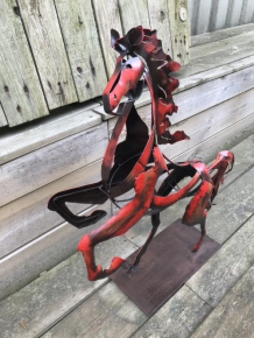 Een geweldig beeld van een paard, mooi in kleur, een metalen kunstwerk!