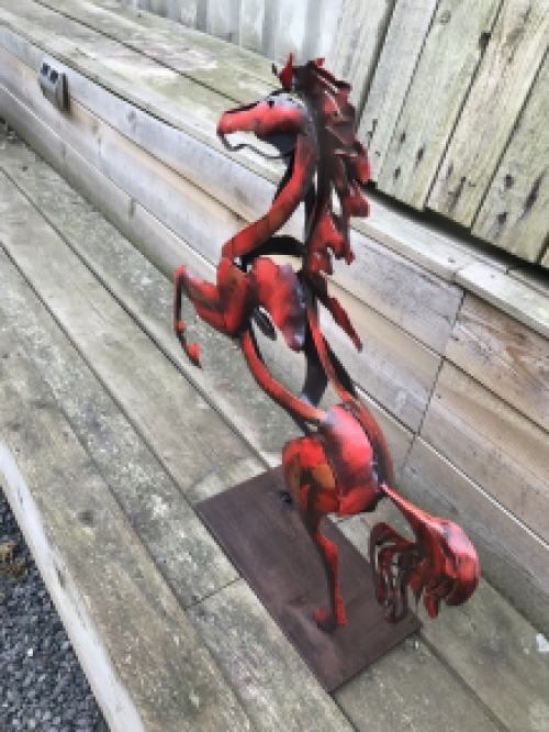 Een geweldig beeld van een paard, mooi in kleur, een metalen kunstwerk!