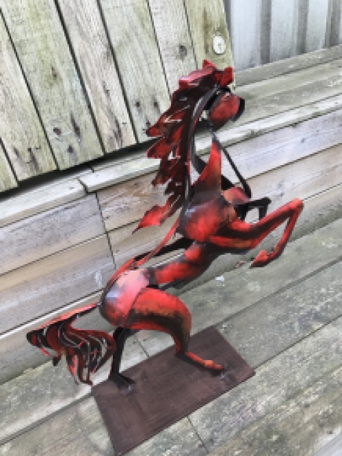 Een geweldig beeld van een paard, mooi in kleur, een metalen kunstwerk!