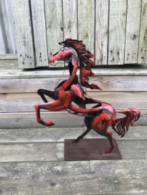 Een geweldig beeld van een paard, mooi in kleur, een metalen kunstwerk!