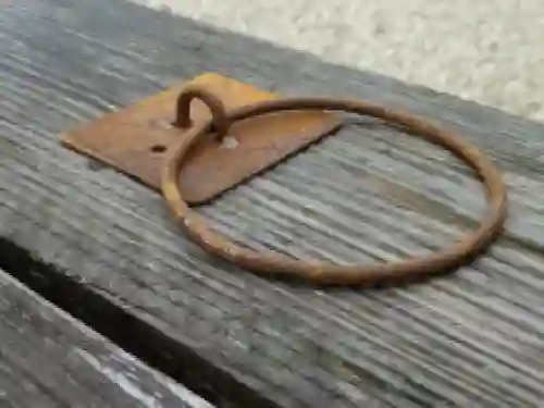 Antieke muurring met een rustiek oppervlak, greep, pull-ring, poort