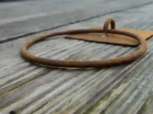 Antieke muurring met een rustiek oppervlak, greep, pull-ring, poort