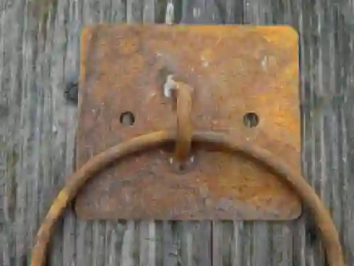 Antieke muurring met een rustiek oppervlak, greep, pull-ring, poort
