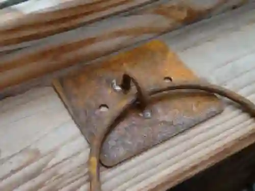Antieke muurring met een rustiek oppervlak, greep, pull-ring, poort