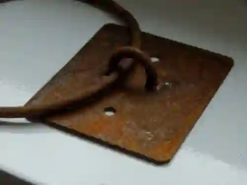 Antieke muurring met een rustiek oppervlak, greep, pull-ring, poort