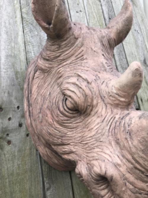 Een prachtige kop van een neushoorn, fraai in detail, polystone