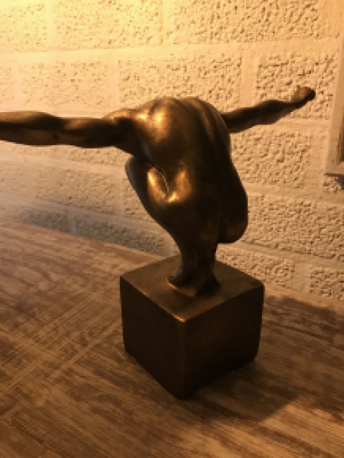 Mooi sculptuur / beeld van een Olympian Man, een zeer atletische man