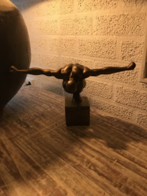 Wunderschöne Skulptur/Statue eines olympischen Mannes, eines sehr athletischen Mannes