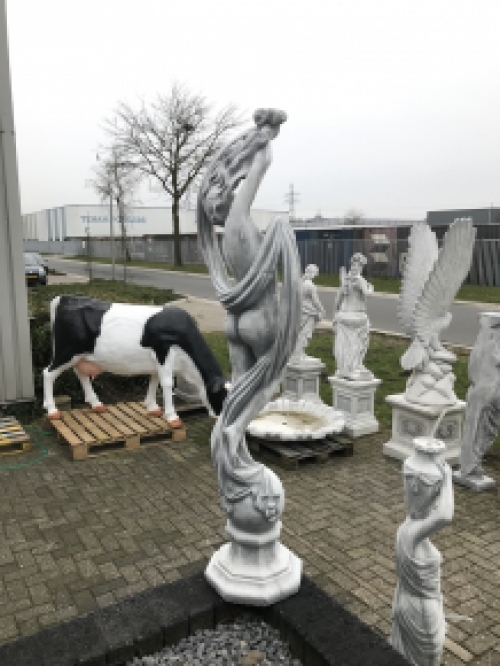 Schöne Steinskulptur im Garten 