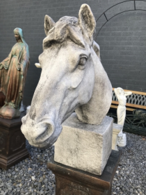 Gedetailleerd paardenhoofd gemaakt van polyresin, groot paardenhoofd, tuinbeeld