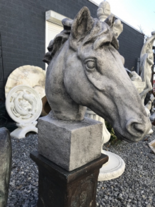 Gedetailleerd paardenhoofd gemaakt van polyresin, groot paardenhoofd, tuinbeeld