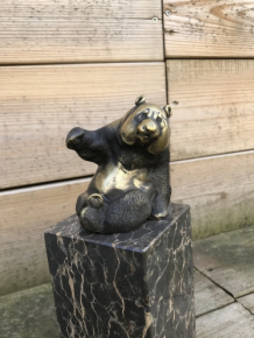 Een bronzen beeld/sculptuur van een zittende panda, op mooie grote voet!