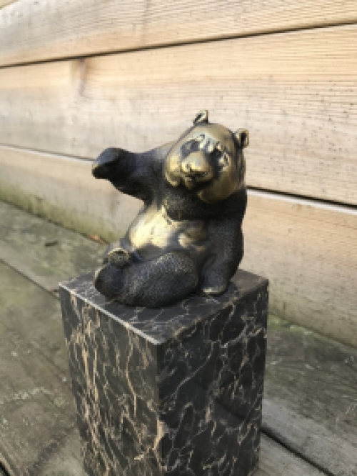 Een bronzen beeld/sculptuur van een zittende panda, op mooie grote voet!