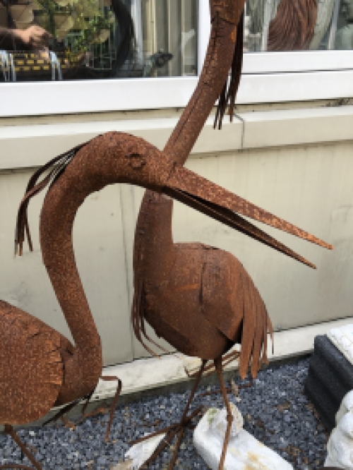 Satz großer Pelikane aus Metall - rostbraun
