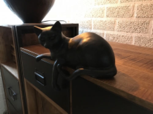 1 sculptuur liggende kat uit Polystein, mooi!!