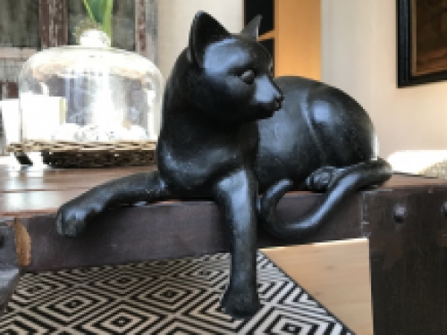 Skulptur einer liegenden Katze aus Polystein, wunderschön!