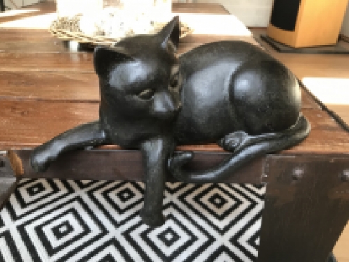 1 sculptuur liggende kat uit Polystein, mooi!!