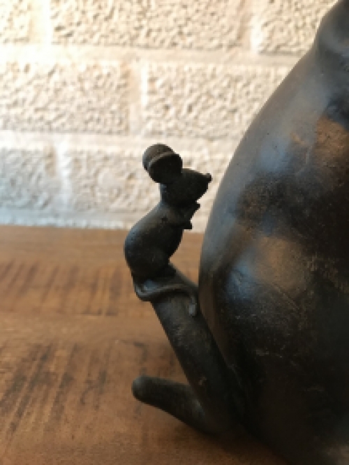 Sculpture: Cat + Mouse as a piggy bank