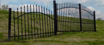 Large gate - black - metal - complete incl. posts and lock etc.