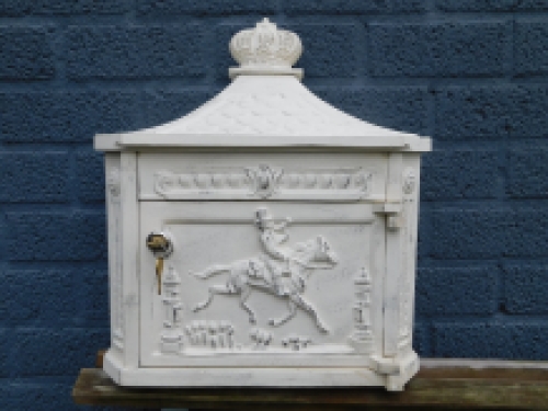 Antieke brievenbus / mailbox vervaardigd uit gegoten aluminium, white wash creamy