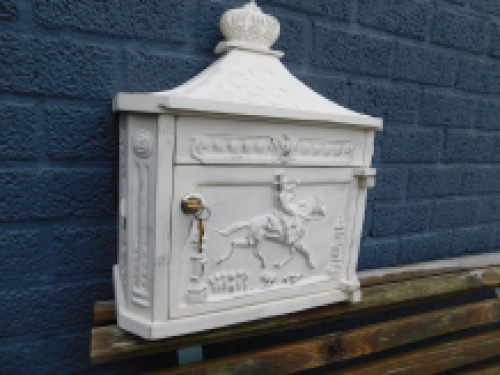 Antieke brievenbus / mailbox vervaardigd uit gegoten aluminium, white wash creamy