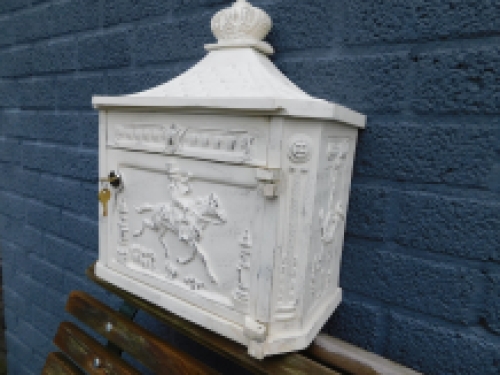 Antieke brievenbus / mailbox vervaardigd uit gegoten aluminium, white wash creamy