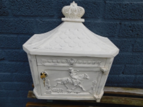 Antieke brievenbus / mailbox vervaardigd uit gegoten aluminium, white wash creamy