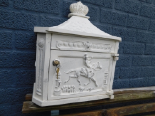 Antieke brievenbus / mailbox vervaardigd uit gegoten aluminium, white wash creamy
