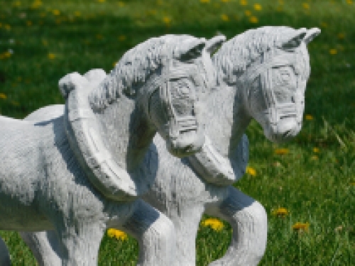 Statue ''Pferd und Wagen'' - massiver Stein