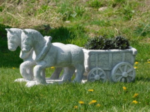 Statue ''Pferd und Wagen'' - massiver Stein