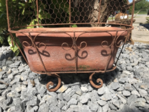 Rustiek metalen wandhouder met een bloembak, robuuste wanddecoratie