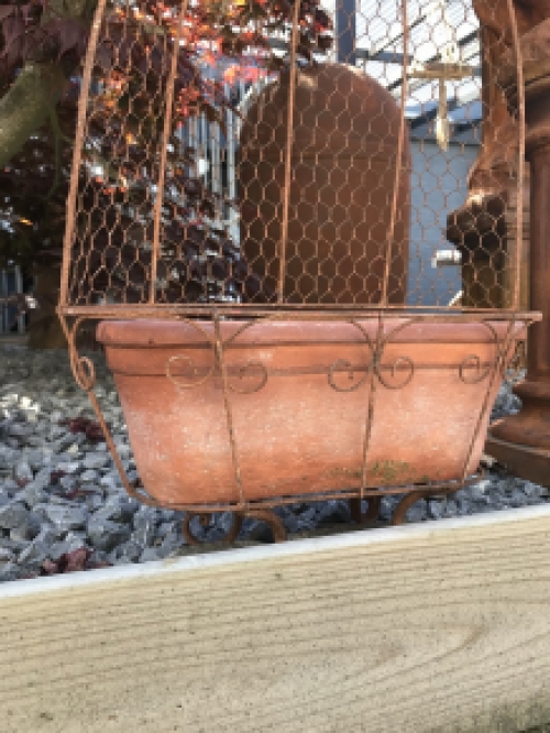 Rustiek metalen wandhouder met een bloembak, robuuste wanddecoratie