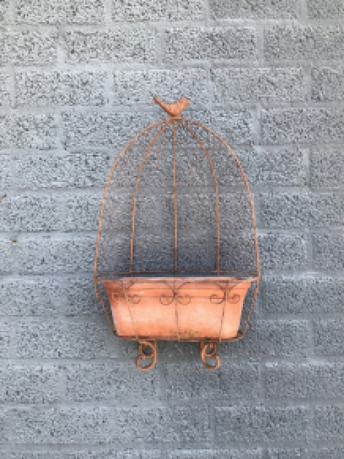 Rustiek metalen wandhouder met een bloembak, robuuste wanddecoratie
