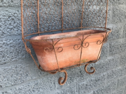 Rustiek metalen wandhouder met een bloembak, robuuste wanddecoratie